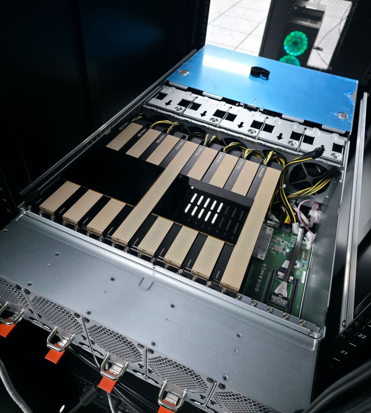 덮개가 열린 서버 내부에 장착된 H200 GPU